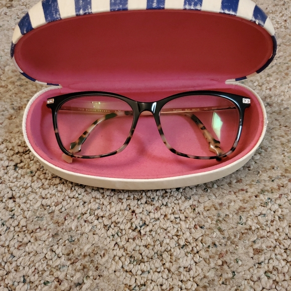 Hard shell eyeglass case (glasses NOT included) - Picture 6 of 8